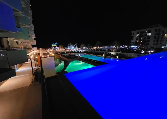 Anomis Infinity Pool & Sea-view Apartament *