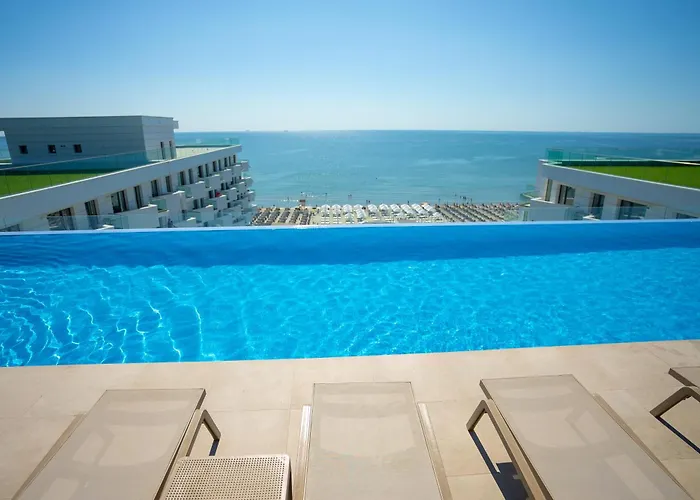 Anomis Infinity Pool & Sea-view * Năvodari